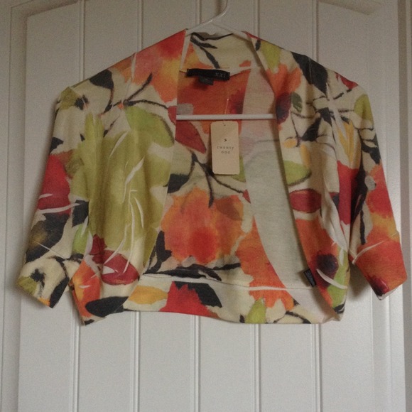 ❌Bundled ❌ Floral cropped cardigan