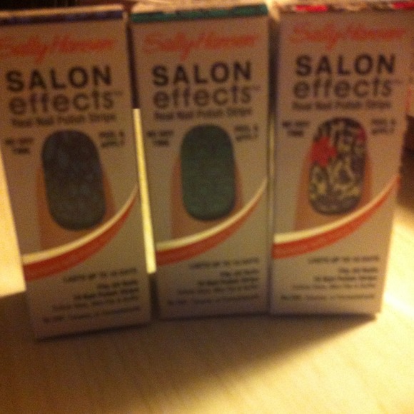 Sally Hansen strips nail design !