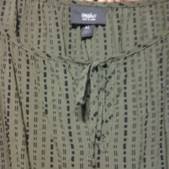 Mossimo top - Picture 2 of 3