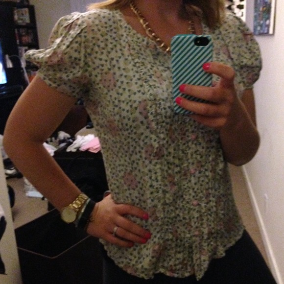 ⛔️SOLD⛔️Cute Springtime Floral Top - Picture 3 of 4