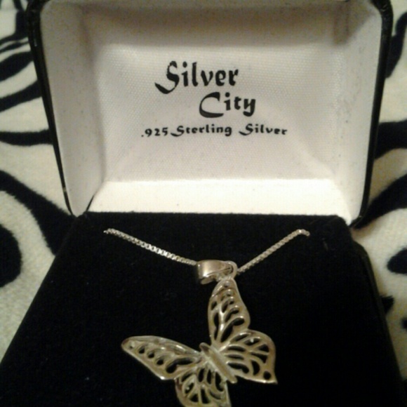 .925 sterling silver butterfly necklace - Picture 2 of 4
