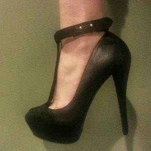 🌟TEMPORARY PRICE DROP🌟 T-strap black pump