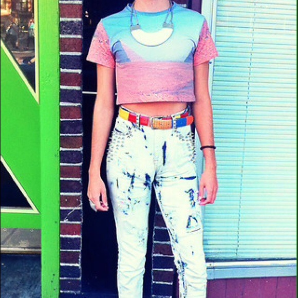 UO pyramid crop tee