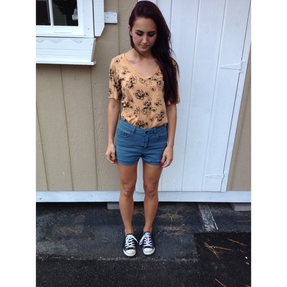 Volcom Tops - 🎉REDUCED🎉Volcom Flower Print Tee