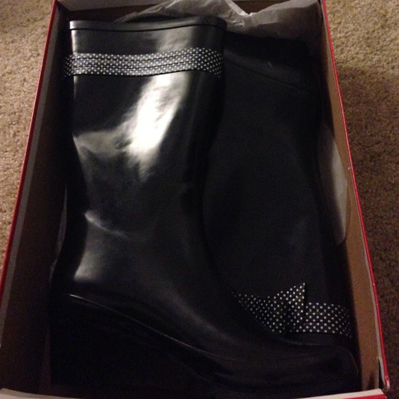 black rain boots w| a heel !
