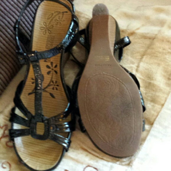 SOLD Kenneth Cole Reaction black wedge sandals - Picture 3 of 4