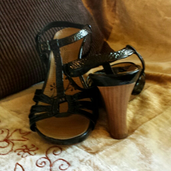SOLD Kenneth Cole Reaction black wedge sandals - Picture 4 of 4