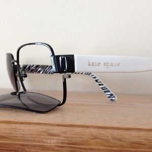 Price ⬇️! Authentic Kate Spades sunglasses w/ case