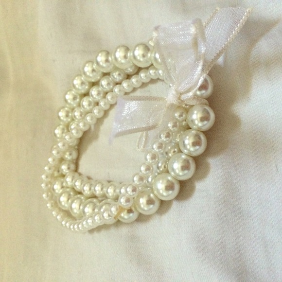 New pearl and bow white bracelet