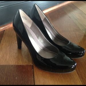 Antigravity Danica black patent leather pumps