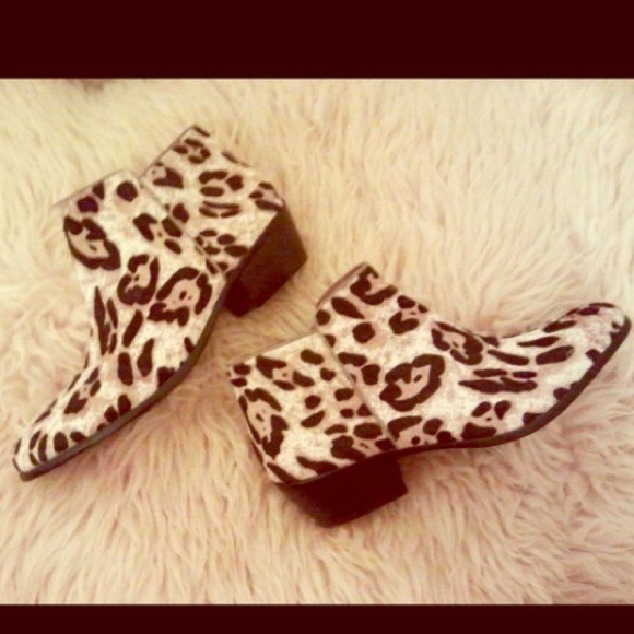 SOLD 👊 Sam Edelman cheetah ankle booties