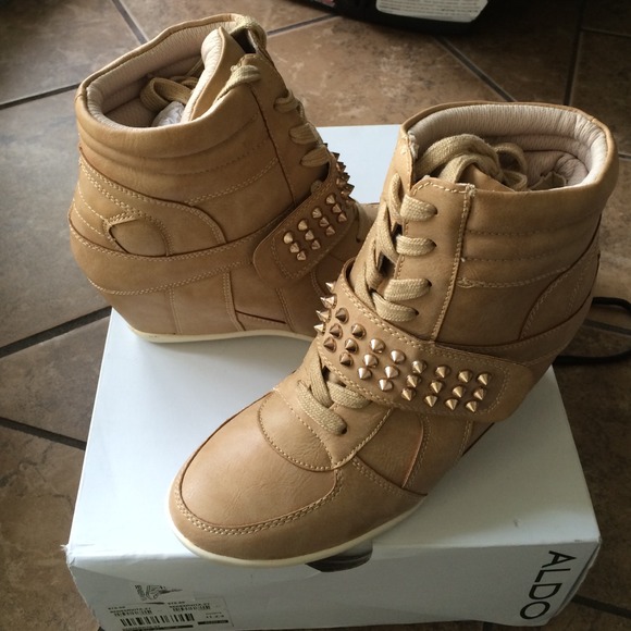 🔥🔥🔥🔥Aldo brand new, never worn!! Size 7!!!🔥🔥