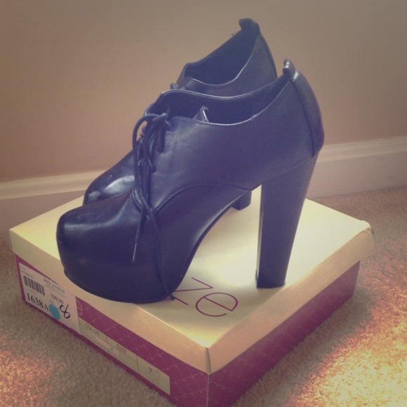 Black boot heals