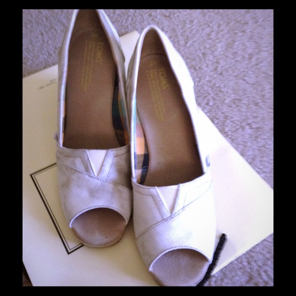 REDUCED from $45 ~ TOMS Space Graffiti Dyed Wedge