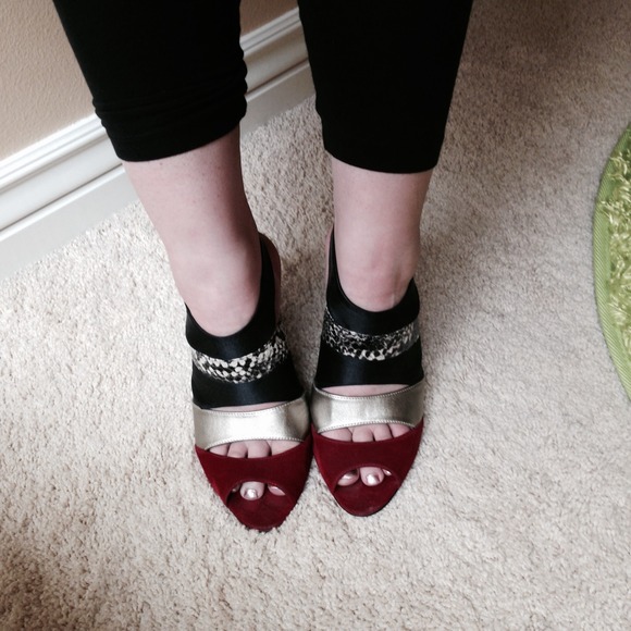 Sexy Red Black Shoes with snake skin heels - Picture 2 of 3