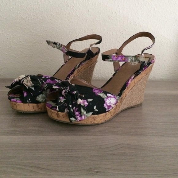 Floral Wedges 6 1/2, brand new!