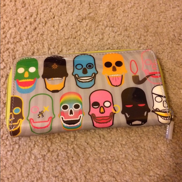 Zippered waterproof wallet with skull design