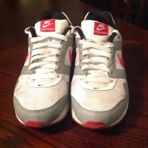 Reduced!!NIKE KIDS AIR MAX  GENTLY WORN LIKE NEW