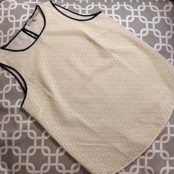 🚫SOLD🚫 in bundle. Cream and black LOFT top