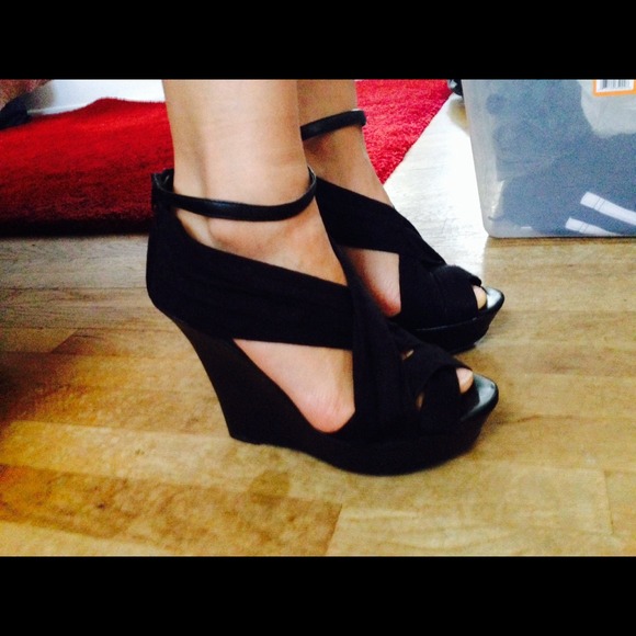 🎉🎊HP!🎊🎉 Strappy Black Wedges