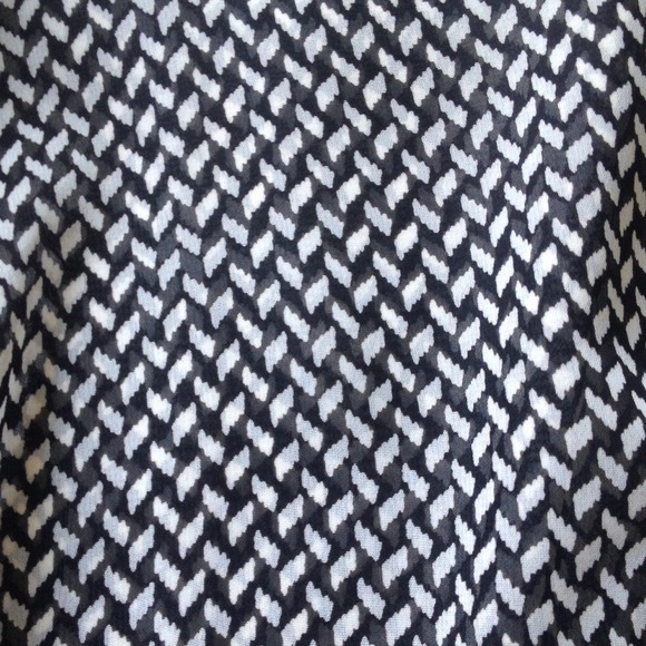 Black and white patterned blouse - Picture 2 of 2