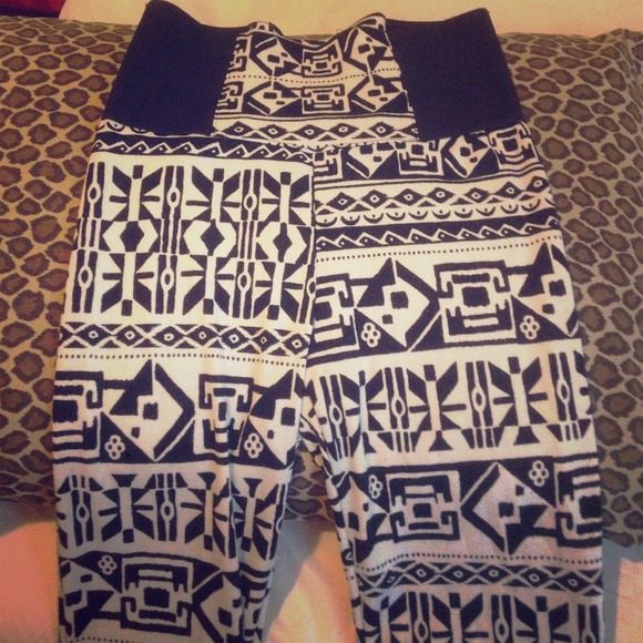 HIGH WASTED AZTEC LEGGINGS ⚡️⚡️⚡️ - Picture 1 of 2