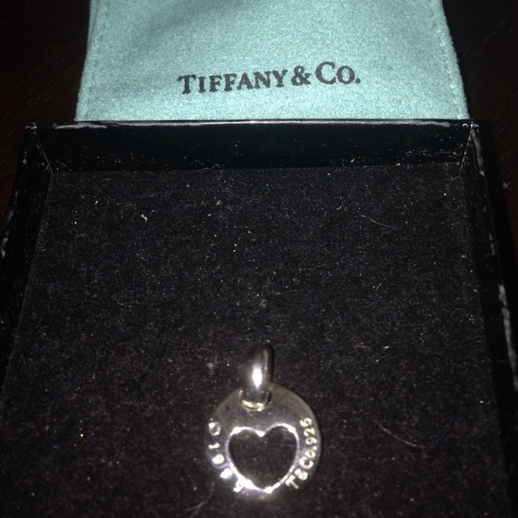 Sold! Authentic Tiffany & Co cutout ❤️  pendant - Picture 1 of 2