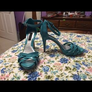White House | Black Market; size 7 turquoise heels