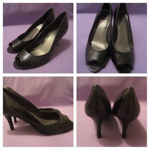 black peep toe pumps 👠