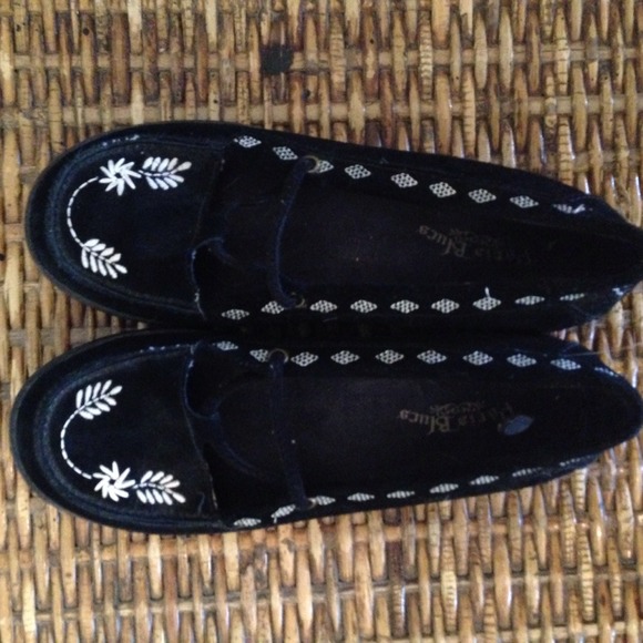 Adorable black moccasins