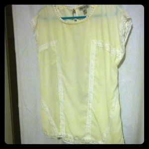 Cream shirt with lace seams parallel in the front