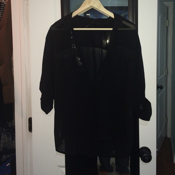 Black shear button top