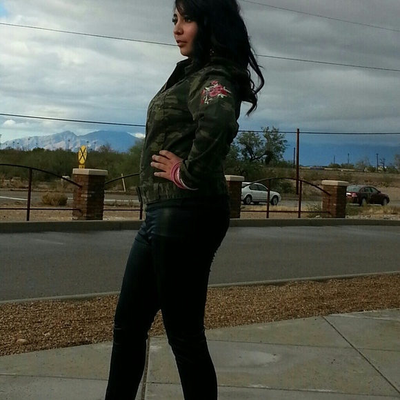 ★HOST PICK!!!★Girly CAMO zip front jacket - Picture 2 of 3