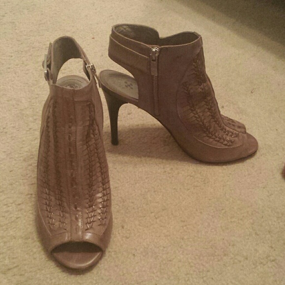 Cute shoe that can be dressed up or down.