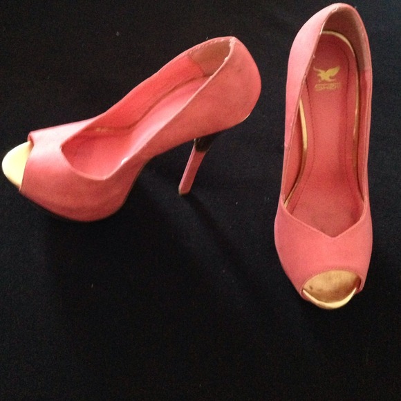 Coral and gold peep-toe pumps! - Picture 2 of 4