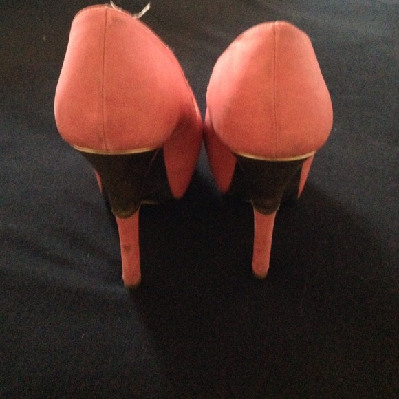 Coral and gold peep-toe pumps! - Picture 4 of 4