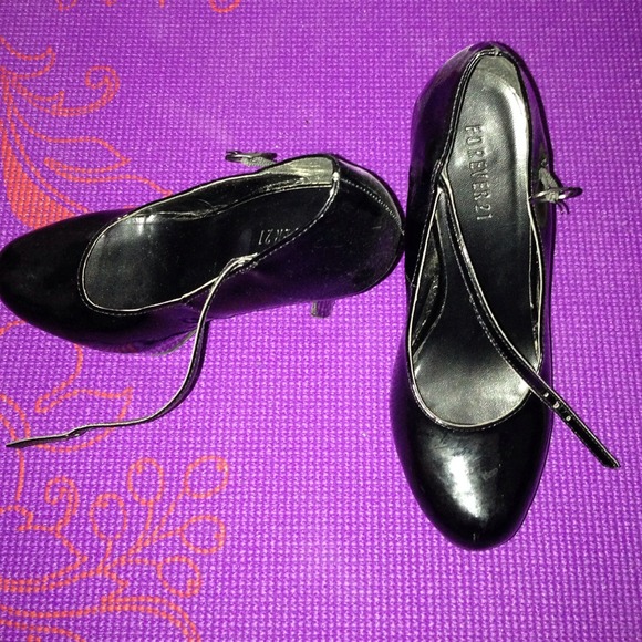 Classic black strap pumps - Picture 2 of 4