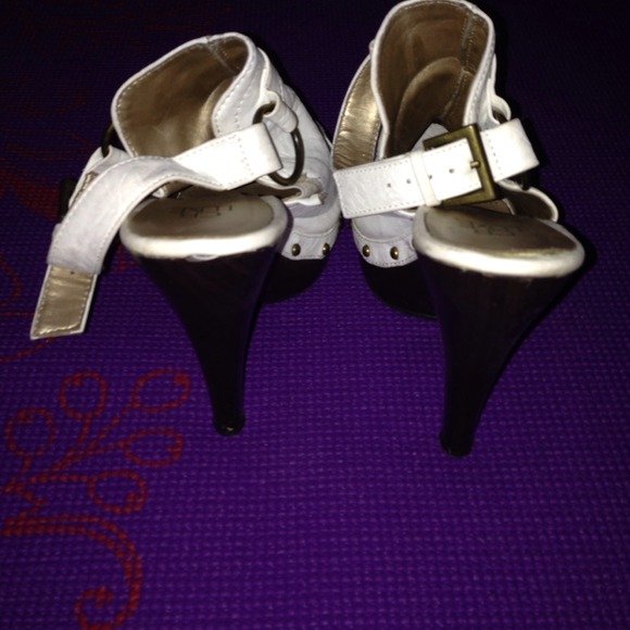 White heels with bronze studs! - Picture 4 of 4