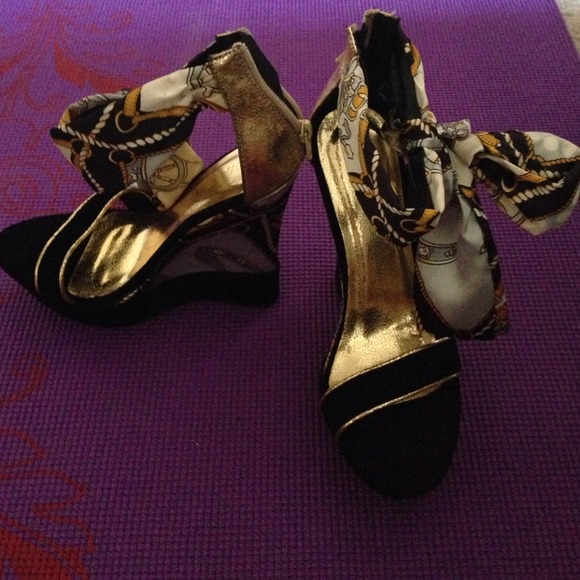Wedges that wrap your ankles with silk. - Picture 2 of 4