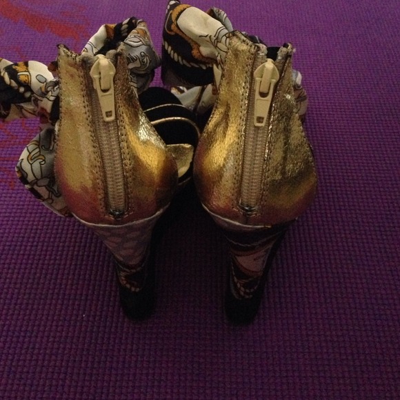 Wedges that wrap your ankles with silk. - Picture 4 of 4