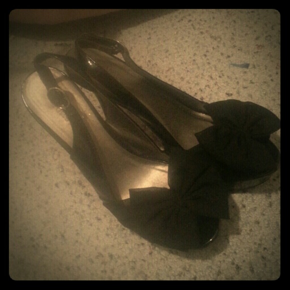 SUPER CUTE BLACK HEELS!