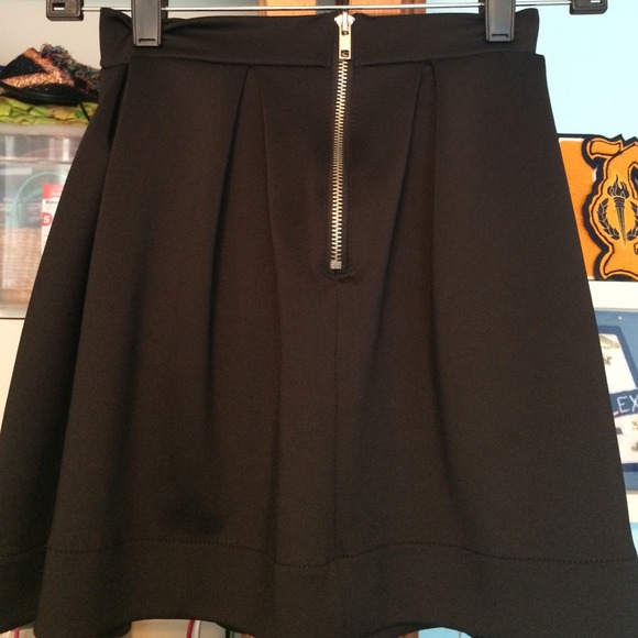 🚫BUNDLED🚫Charlotte Russe black pleated skirt ✨ - Picture 2 of 4