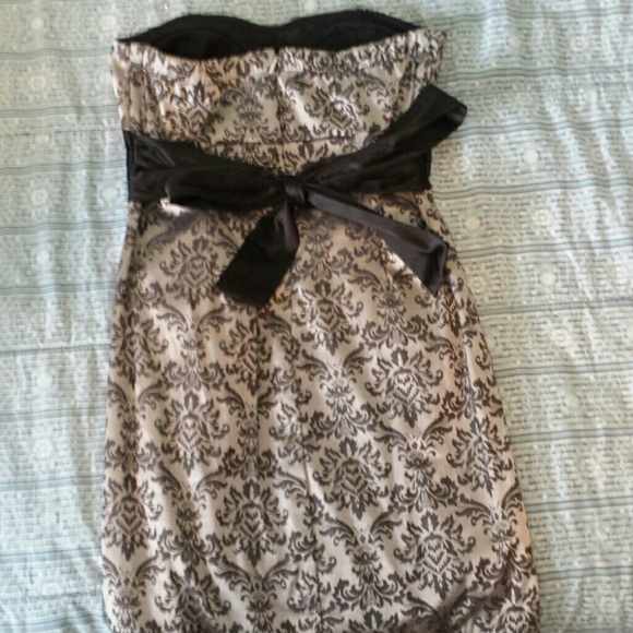 Dress - Picture 3 of 4