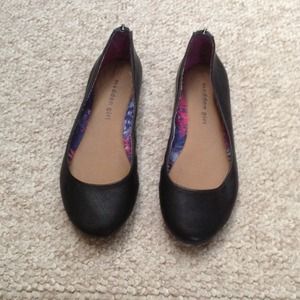 SOLD/ Super Cute Black Flats.