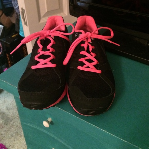 Black and pink NIKE tennis shoes