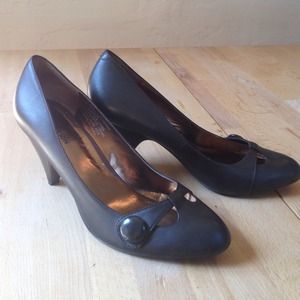 Kenneth Cole Reaction Pumps
