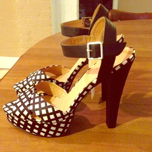 Forever 21 blk & white criss-cross platform heels