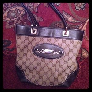 Small bucket gucci handbag