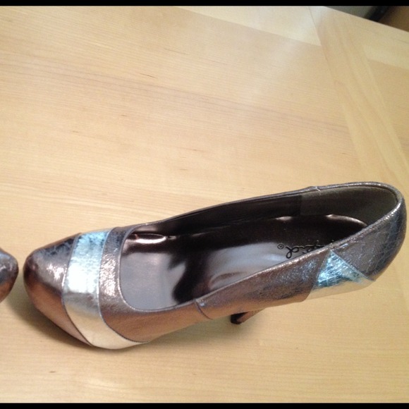 Charlotte Russe silver and metallic pumps - Picture 3 of 3