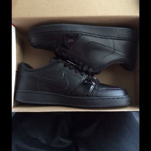 Size 6.5 in women's Nike blackboards.